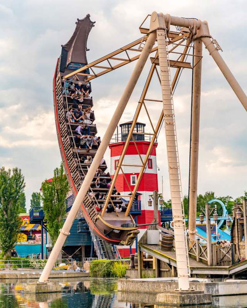 Bounty Pirate ride in action, swinging in mid-air at Drayton Manor